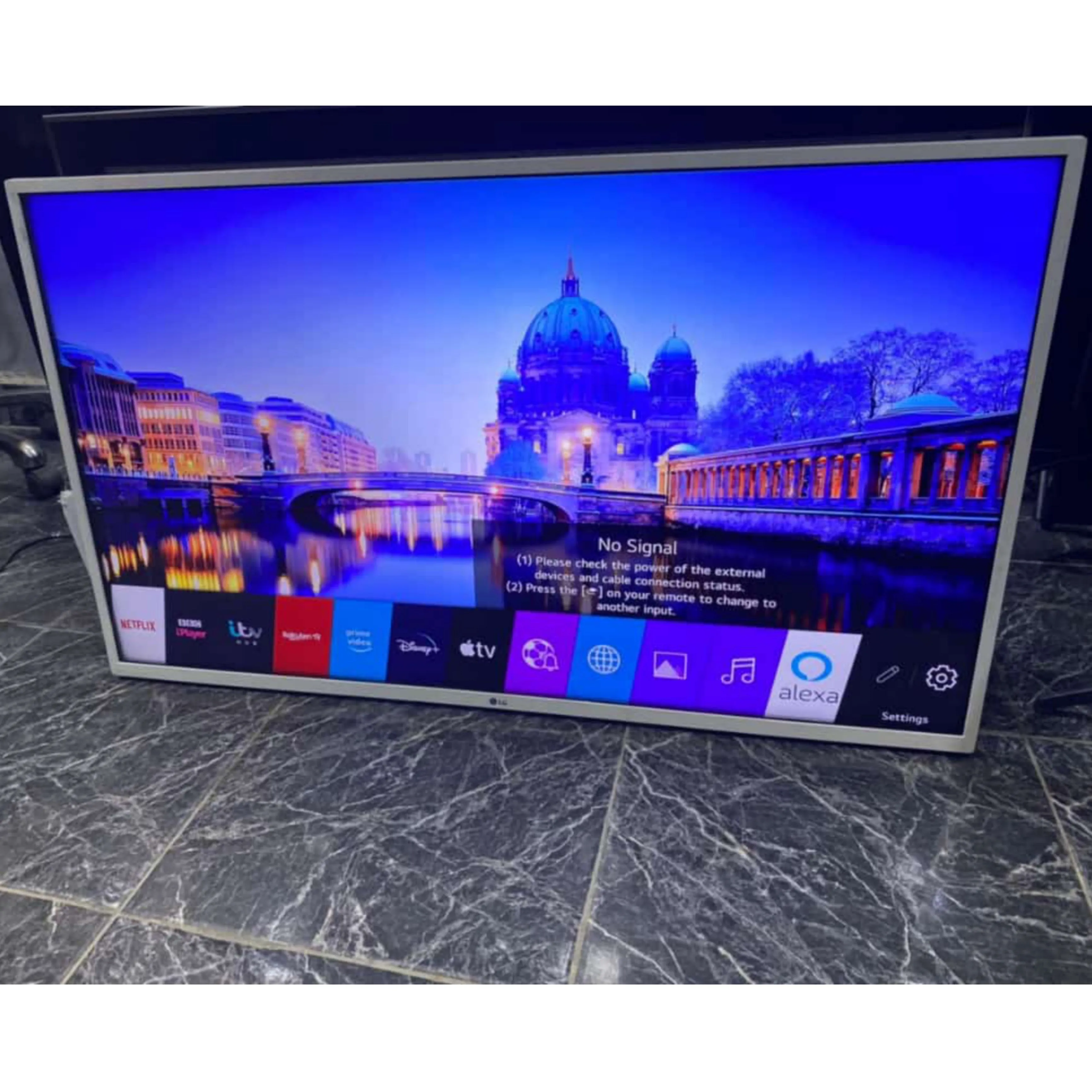 LG 43 Inch 43UP7100 ThinQ AI webOS Smart 4K UHD HDR  Apple TV (Bluetooth, AirPlay 2) - UK Used